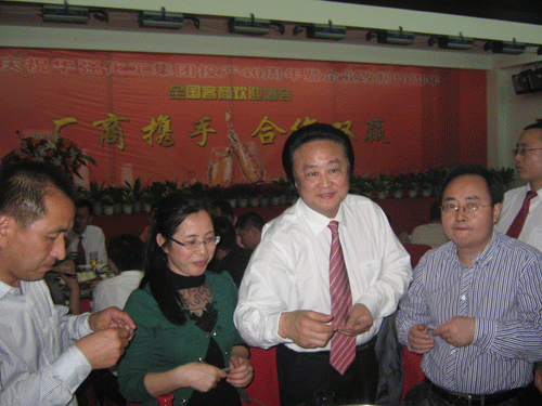 集团公司副总经理,农贸公司总经理周栋梁(中)在午宴酒会上